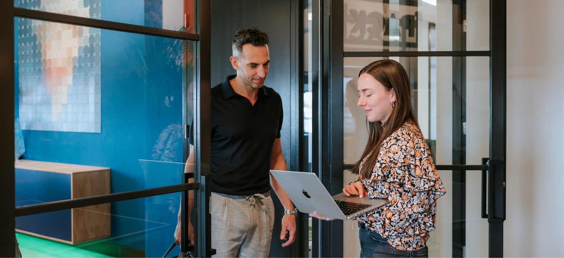 Collega's Eline en Jan in gesprek met elkaar