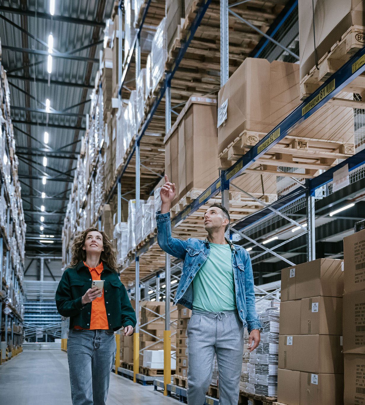 Jan en Heleen van Pack Company lopen door een logistiek magazijn.