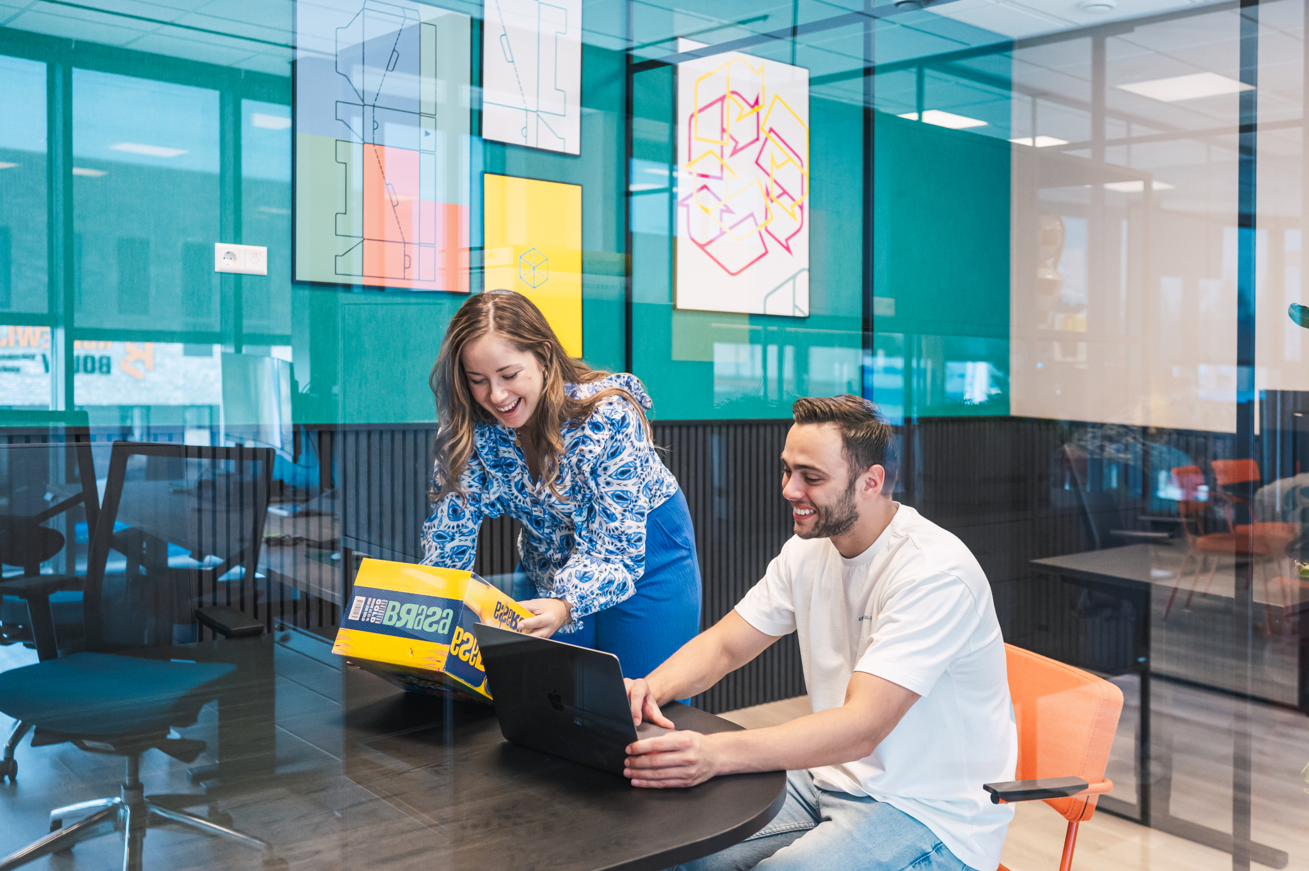 Twee collega's aan het werk